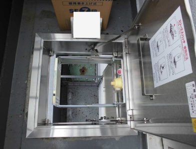 避難ハッチの蓋が開いた状態のサンプル画像